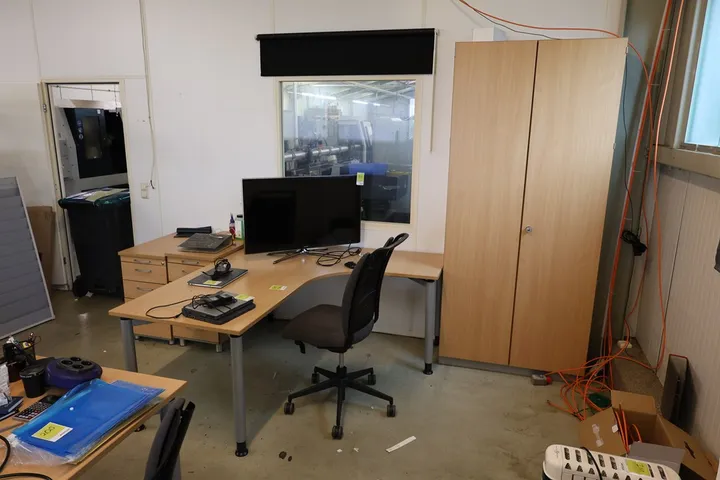 2 x Rollcontainer 1 x Bürostuhl 1 x Tisch 1 x Büroschrank